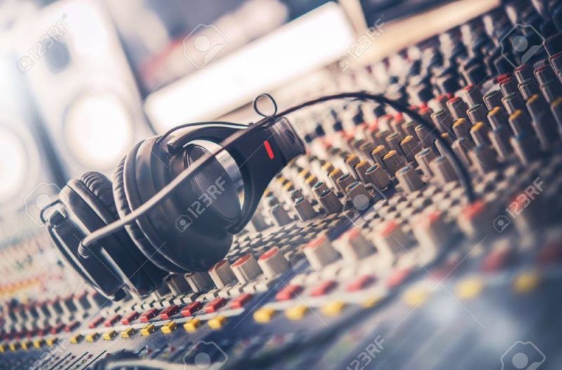 ۶۶۱۴۲۶۶۱-mixer-and-professional-headphones-in-the-recording-studio-sound-mixing-desk-sound-mastering-for-radi